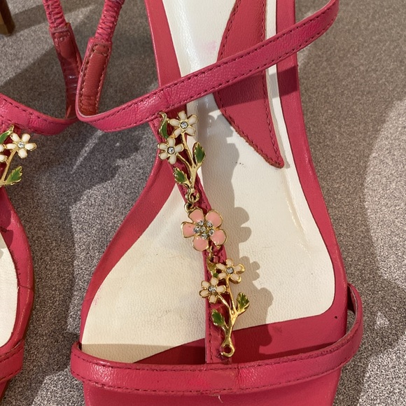 Carlos Santana - hot pink heels with metal flowers. Size 8 - Picture 6 of 10